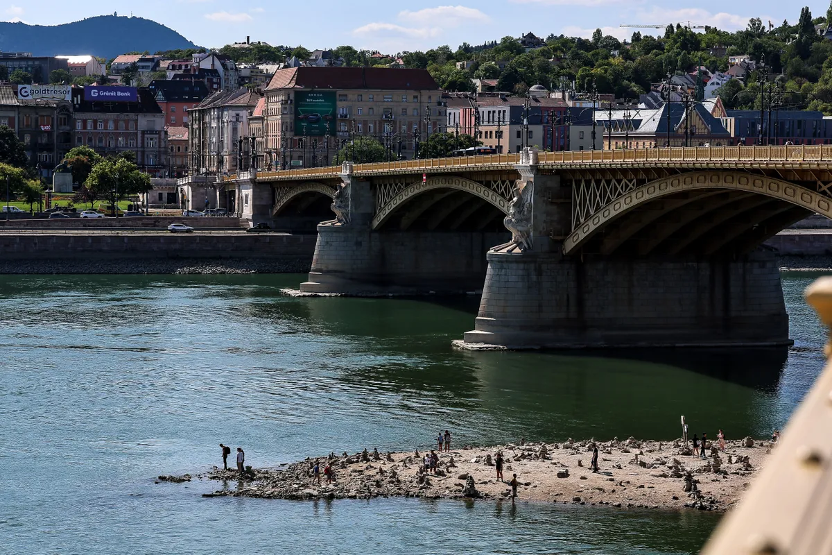 2026.07.29
 Emberek fedezik fel a Duna szabad medrét Budapesten, Magyarországon, 2026. július 28-án. A Duna vízszintje Budapesten kedden rekord alacsony szintre, 31 centiméterre csökkent a Magyarország Vízügyi Főigazgatósága szerint. A mért érték meghaladta a korábbi, 2018. október 25-én mért 33 centiméteres rekordot, mivel a hosszan tartó aszály és a csapadékhiány továbbra is sújtja a régió nagy részét.