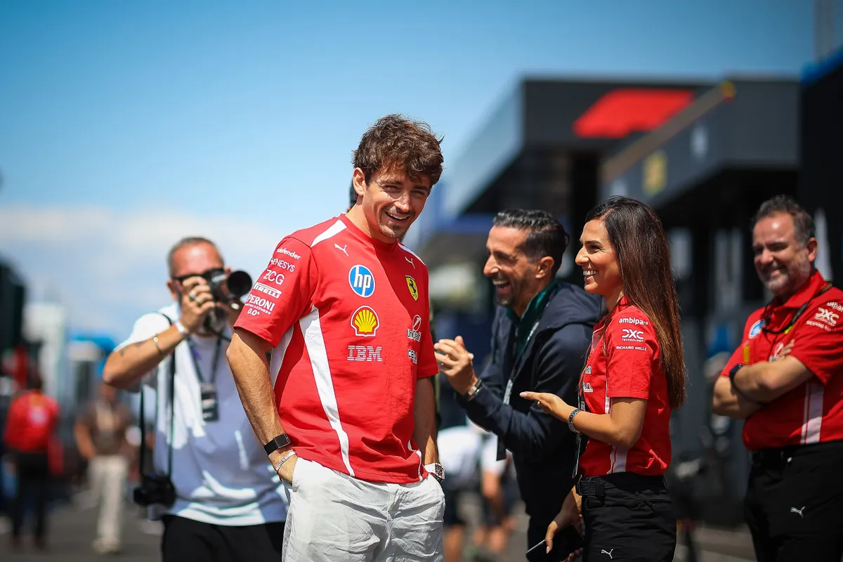 A Ferrari pilótája, Charles Leclerc a Forma-1-es Magyar Nagydíjon