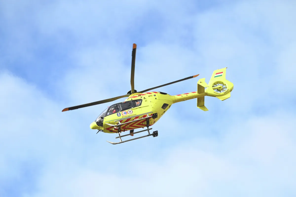 20251022 Szolnok Két mentőhelikopter szállt le a Rózsakertben. A buszbalesethez riasztották őket. Fotó: Mészáros János MJ Új Néplap