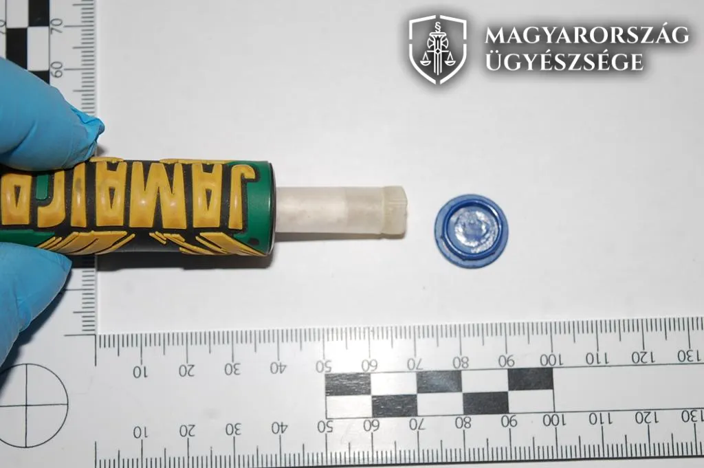A rendőrségi szemlefotón az ügyben lefoglalt, feltételezett drog látható.