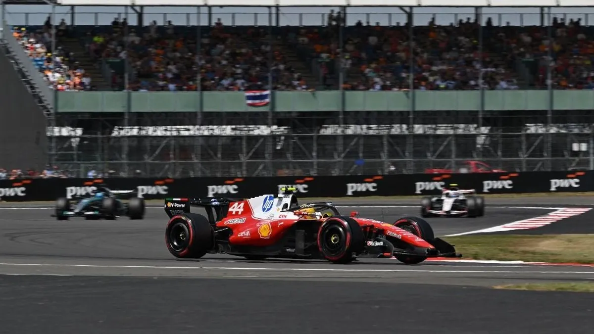 Lewis Hamilton keményen üzent a mezőnynek a Forma-1-es Brit Nagydíj szabadedzésén