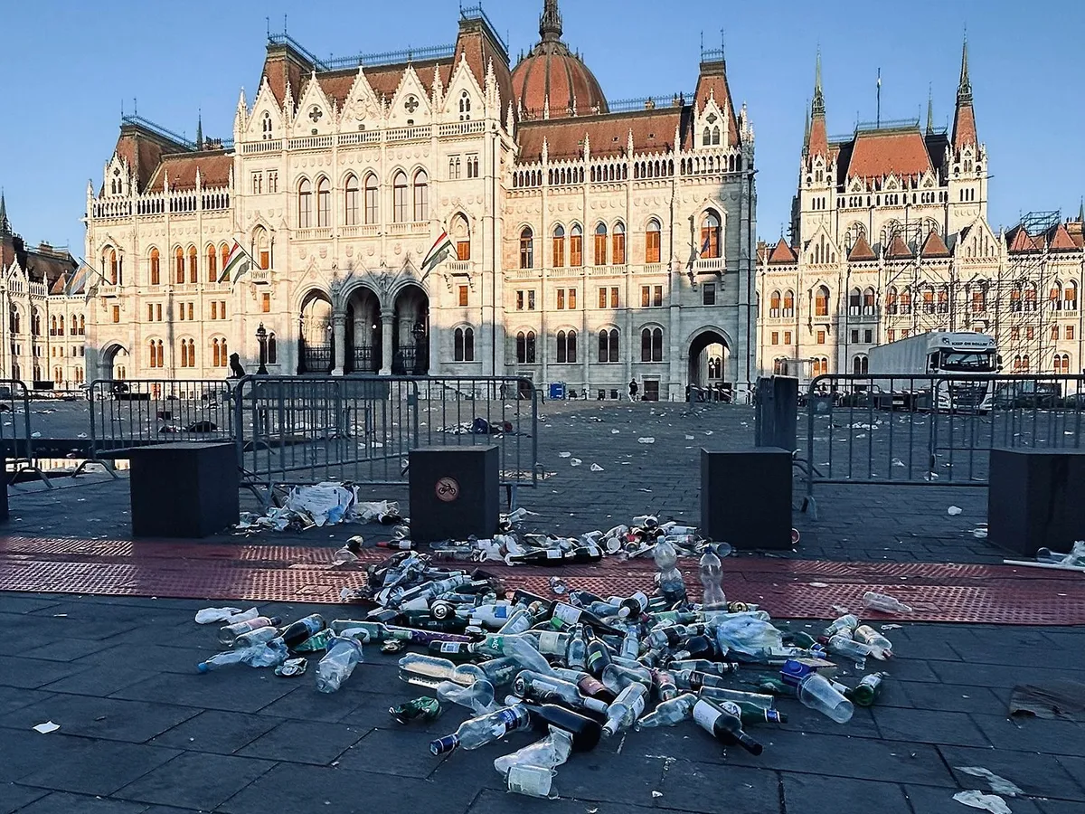 A Tisza Párt egész napos „rendszerváltó népünnepély” elnevezésű rendezvényének résztvevői az Országház előtti Kossuth Lajos téren, hátra hagyott szemét, hátrahagyottszemét parkfenntartás