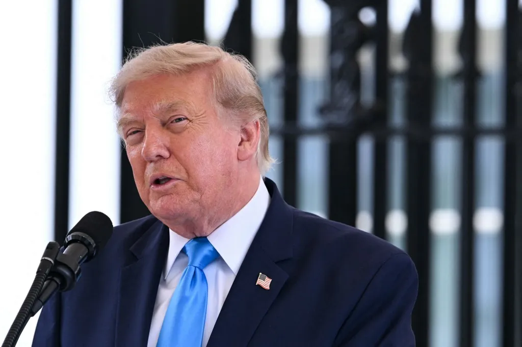 Kínai, indiai és orosz utazási cégeket szankcionált az Egyesült Államok - a képen: Donald Trump amerikai elnök Fotó: BRENDAN SMIALOWSKI / AFP