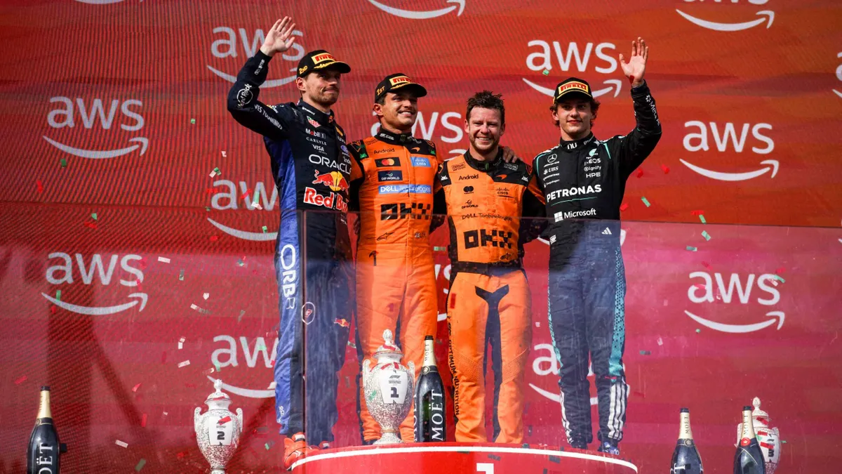 A 41. Magyar Nagydíjat Lando Norris nyerte (középen sapkéban), második helyen Max Verstappen (balra) végzett, a bronzérmes pedig Kimi Antonelli (jobbra)