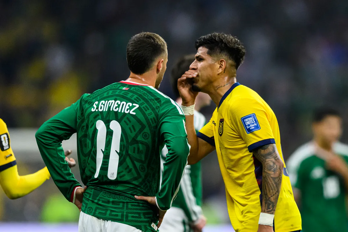 A foci-vb-n már piros lap jár szájeltakarásért