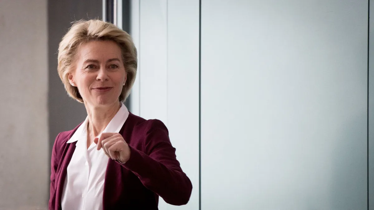 Hiába a jobboldal nemzetközi tiltakozása, Brüsszel továbbra is kiáll Magyar Péter intézkedései mellett