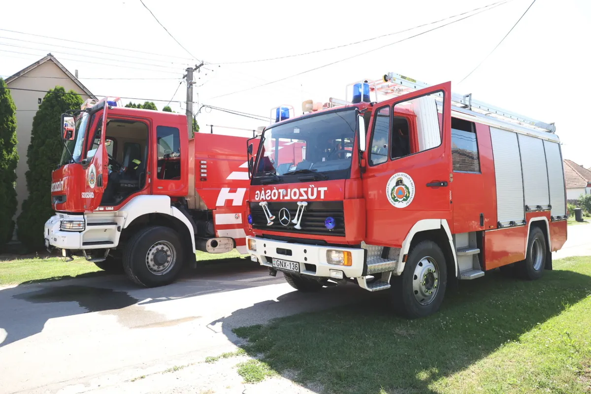 20260619 Sióagárd
Sióagárdon, a Zrínyi utcából érkezett bejelentés, mert egy lakóépület füstölt. Vezetékek gyulladtak meg, és a tűz átterjedt a tetőszerkezetre is. A szekszárdi hivatásos tűzoltók a lánggal égést mostanra megszüntették, az utómunkálatok zajlanak, a Zrínyi utcából érkezett bejelentés, mert egy lakóépület füstölt. Vezetékek gyulladtak meg, és a tűz átterjedt a tetőszerkezetre is. A szekszárdi hivatásos tűzoltók a lánggal égést mostanra megszüntették, az utómunkálatok zajlanak.
Fotó: Mártonfai Dénes MD
Tolnai Népújság
