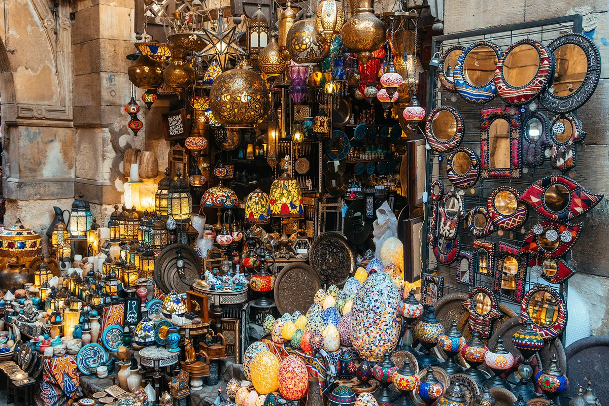 A kairói Khan el-Khalili bazár egyik üzlete színes lámpákkal..