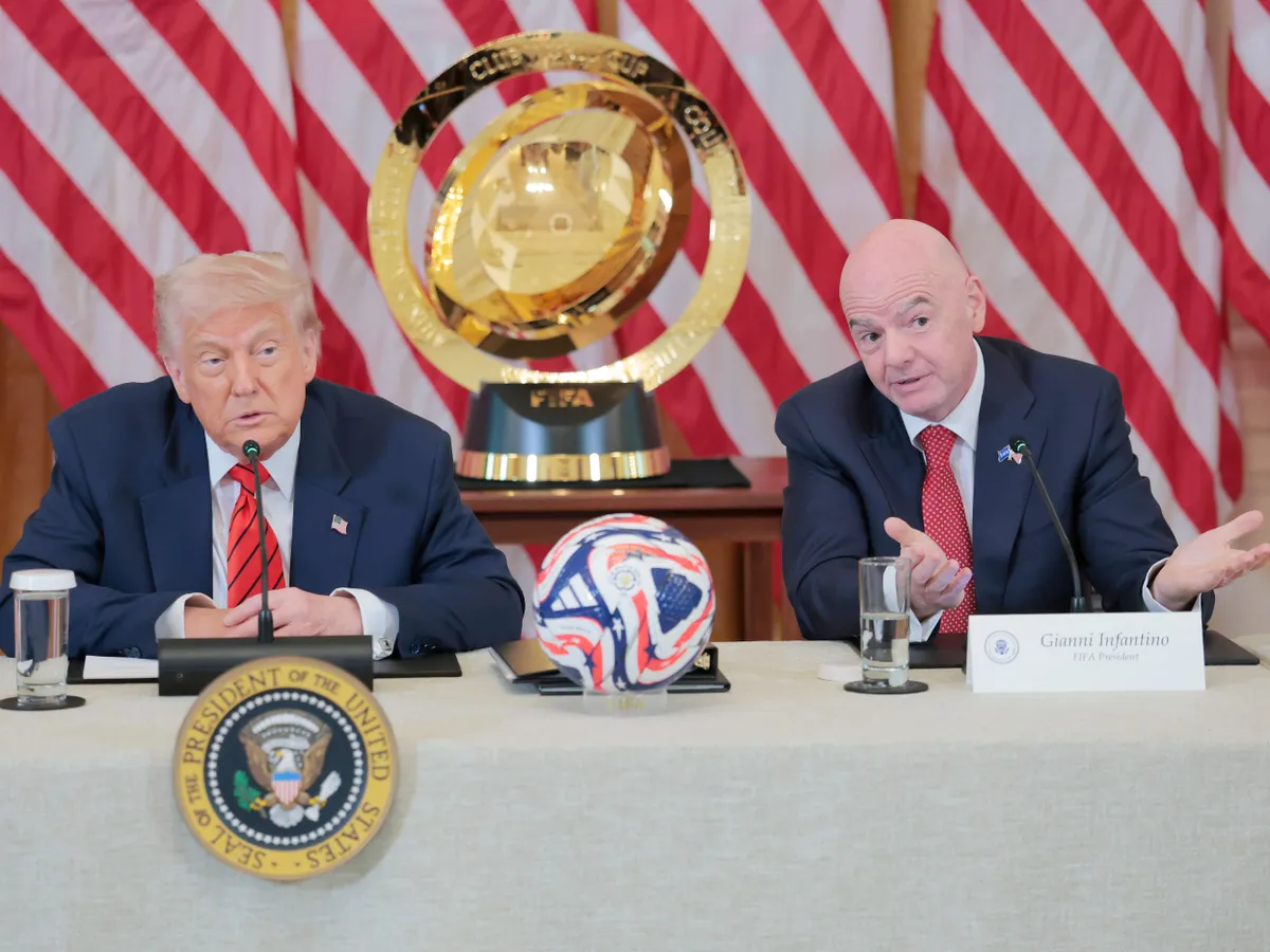 A FIFA elnöke komoly bajba kerülhet a Donald Trumppal ápolt kapcsolata miatt