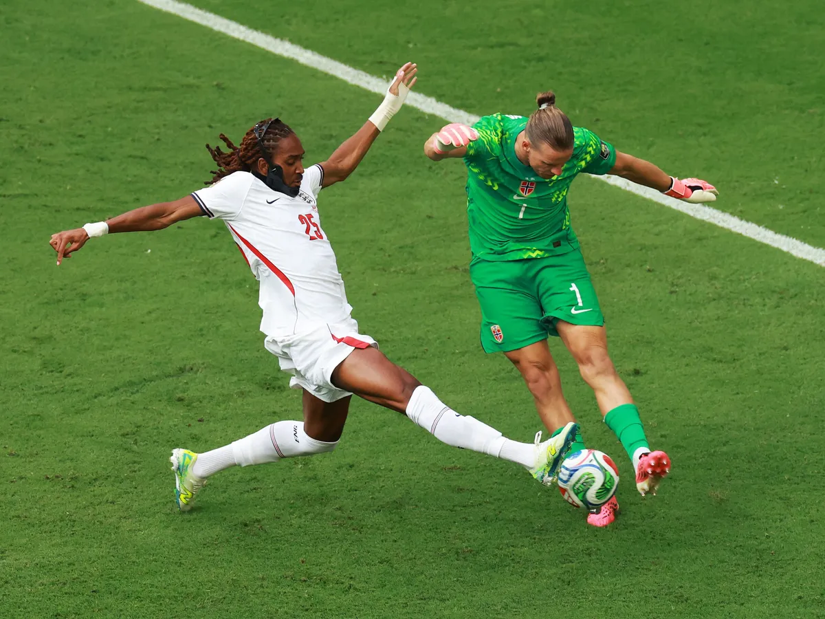 MIAMI GARDENS, FLORIDA - JULY 11: Orjan Nyland #1 of Norway clears the ball against Djed Spence #25 of England during the FIFA World Cup 2026 Quarter Final match between Norway and England at Miami Stadium on July 11, 2026 in Miami Gardens, Florida.   Elsa/Getty Images/AFP (Photo by ELSA / GETTY IMAGES NORTH AMERICA / Getty Images via AFP)