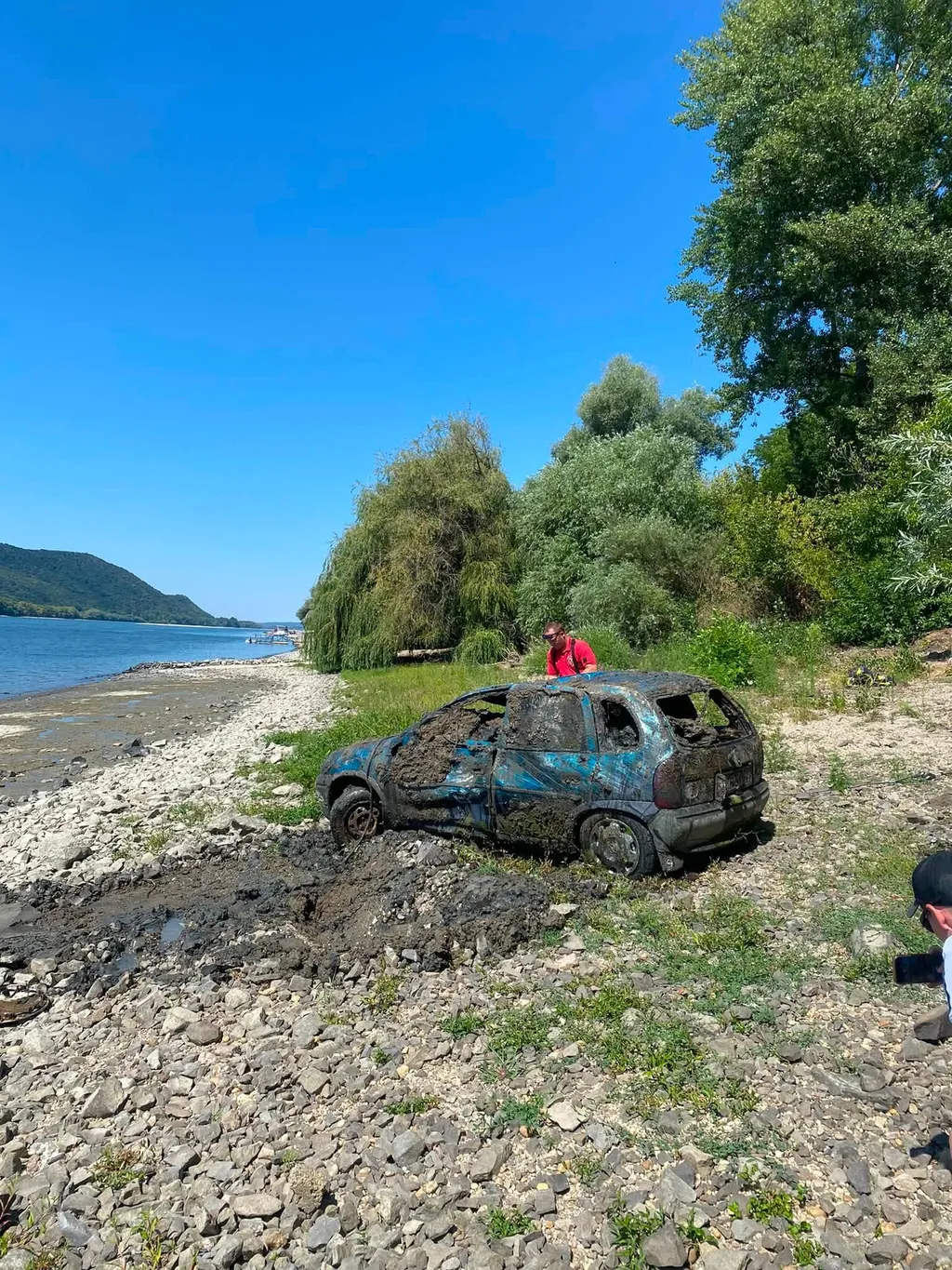 duna, alacsony vízállás, 2026.07.30. autó roncs