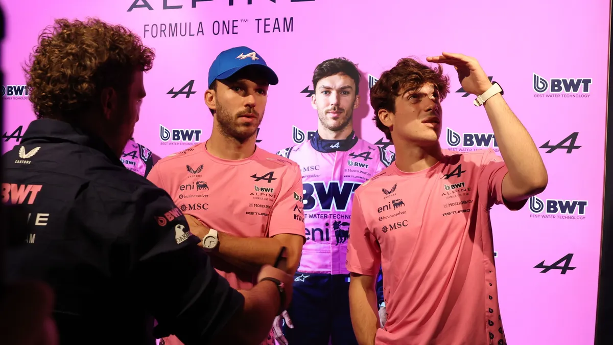 Pierre Gasly (balra) és Franco Colapinto exklúzív interjút adott lapunknak a 41. Magyar Nagydíj előtt
