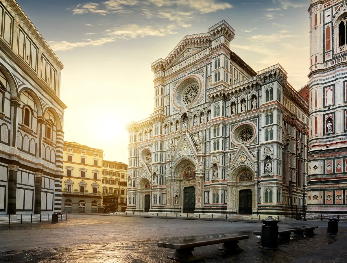 A firenzei dóm homlokzata naplemente idején.
