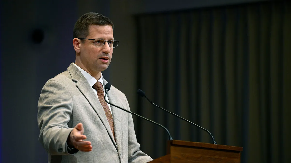Gulyás Gergely és Rétvári Bence sajtótájékoztatót tart.