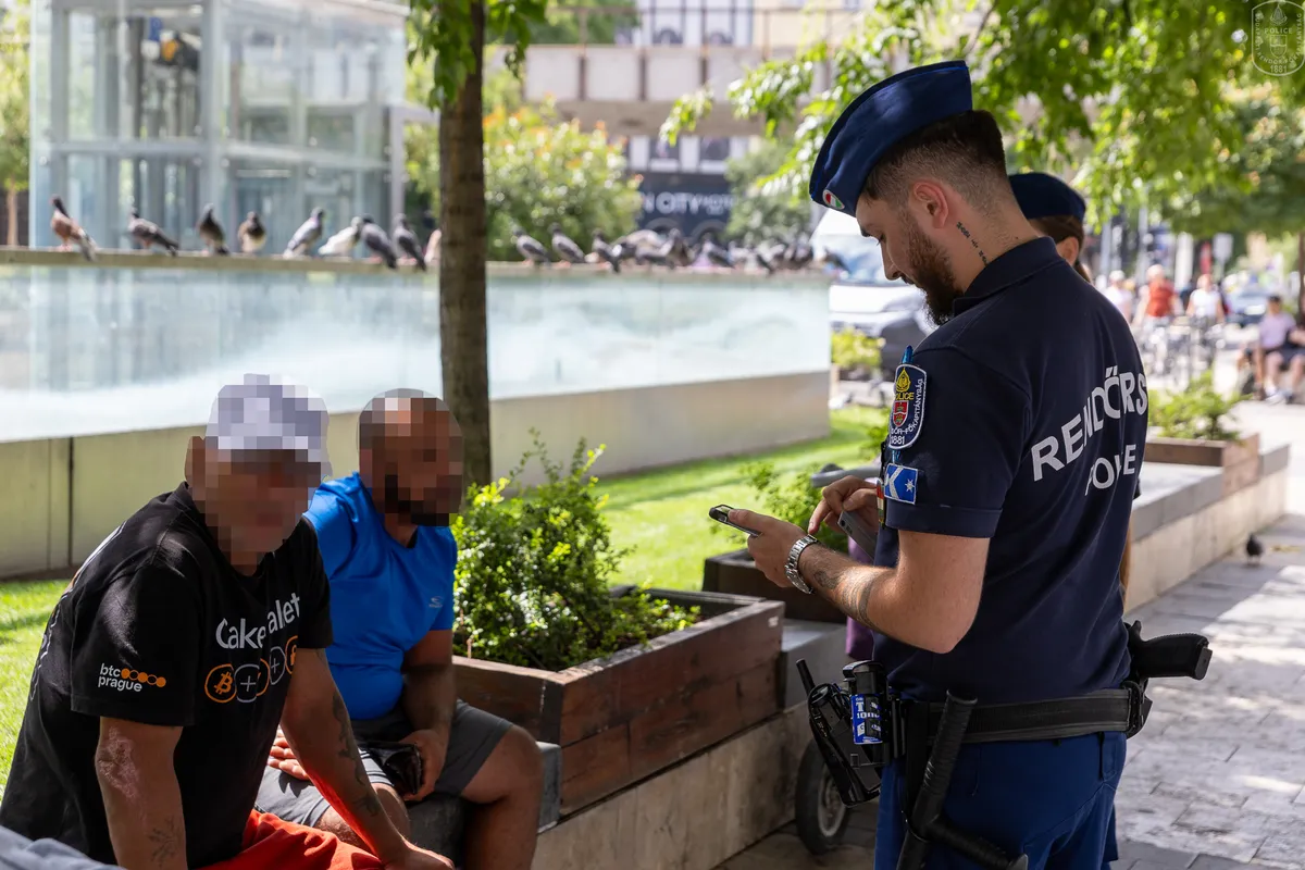 Folytatódik Budapesten az átfogó rendészeti fellépés. Az ellenőrzés-sorozat első hetében több mint 400 rendőr vett részt az intézkedésekben, amelyek során 33 embert elfogtak, további 33-at előállítottak.
