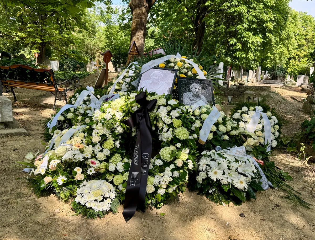 Szilágyi Tibor sírját koszorúk borítják.