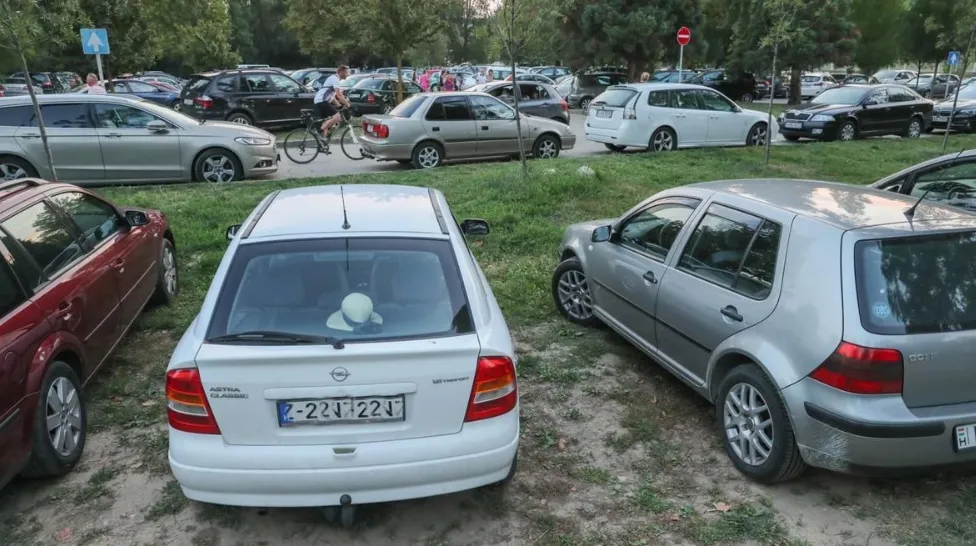 Jön a fizetős parkolás a népszerű balatoni városban?