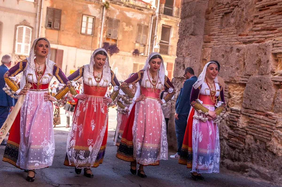 Szardínia látnivalói közé tartoznak Cagliari szárd kultúrájú fesztiváljai is.