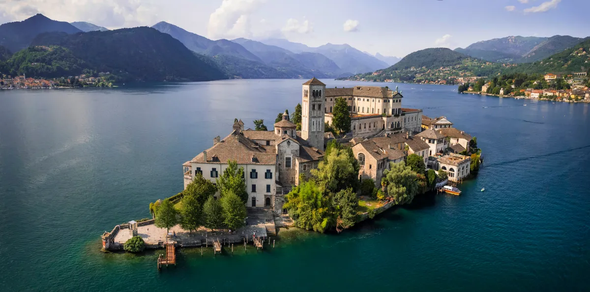 Az olaszország Orta-tó és szigete, a San Giulio-sziget.