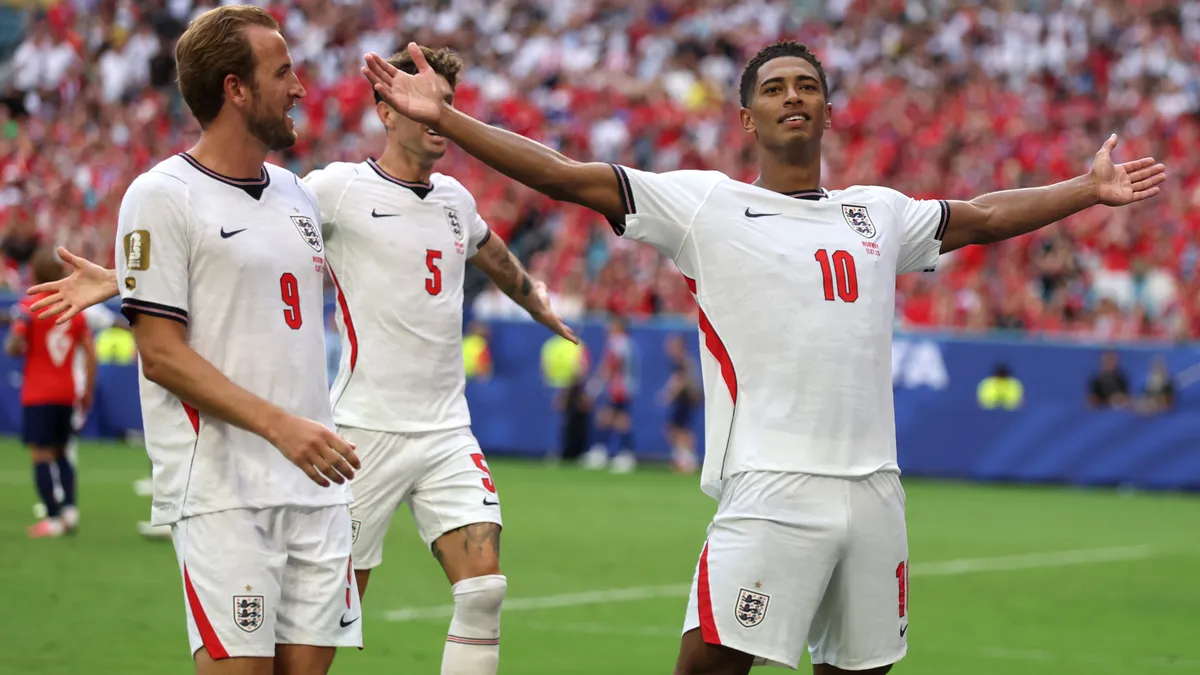 MIAMI GARDENS, FLORIDA - JULY 11: Jude Bellingham #10 of England celebrates with Harry Kane #9 after scoring the team's second goal during the FIFA World Cup 2026 Quarter Final match between Norway and England at Miami Stadium on July 11, 2026 in Miami Gardens, Florida.   Richard Pelham/Getty Images/AFP (Photo by Richard Pelham / GETTY IMAGES NORTH AMERICA / Getty Images via AFP)