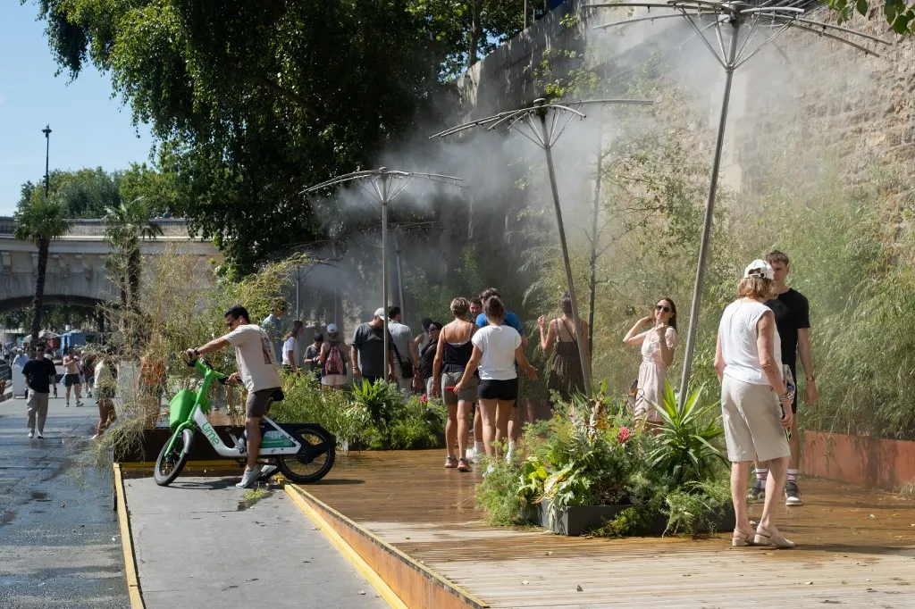 A kutatók szerint a mostani El Nino erőssége minden korábban dokumentált értéket meghaladhat az elmúlt 150 évből People cool off using the sprinklers set up on the banks of the Seine next to the Pont Neuf. France, Paris, 14/07/2026.Des gens se rafraichissent avec les arrosoirs installes sur les quais de Seine a cote du Pont Neuf. France, Paris, 14/07/2026. (Photo by Céline Duong / Hans Lucas via AFP)