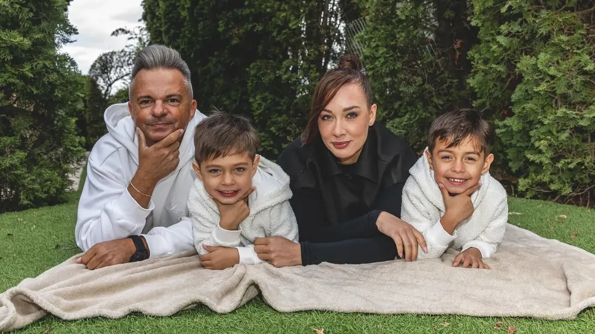 Cooky és családja egy pokrócon hasalva a fűben mosolyognak a kamerába.