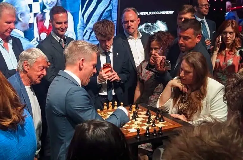 Polgár Judit mattot ad Magyar Péternek