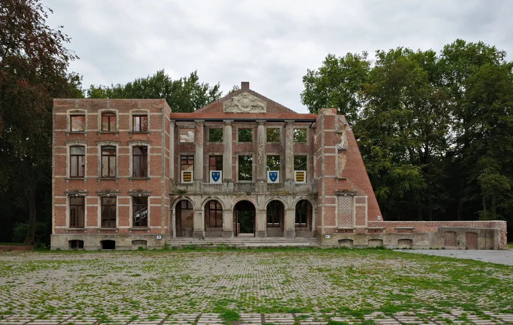 A fagyékelés áldozatául esett kastély (Mesen, Belgium)
A 2010-es években végleg lebontott, borostyánnal sűrűn benőtt Kasteel van Mesen esete tökéletesen mutatta be a fagy pusztító erejét. Amikor egy tető beszakad, a csapadék behatol a falakba. A télen meg