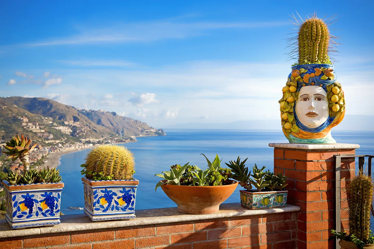 Szicília látnivalói közé tartozik Taormina páratlan panorámája is a Ión-tengerre. 