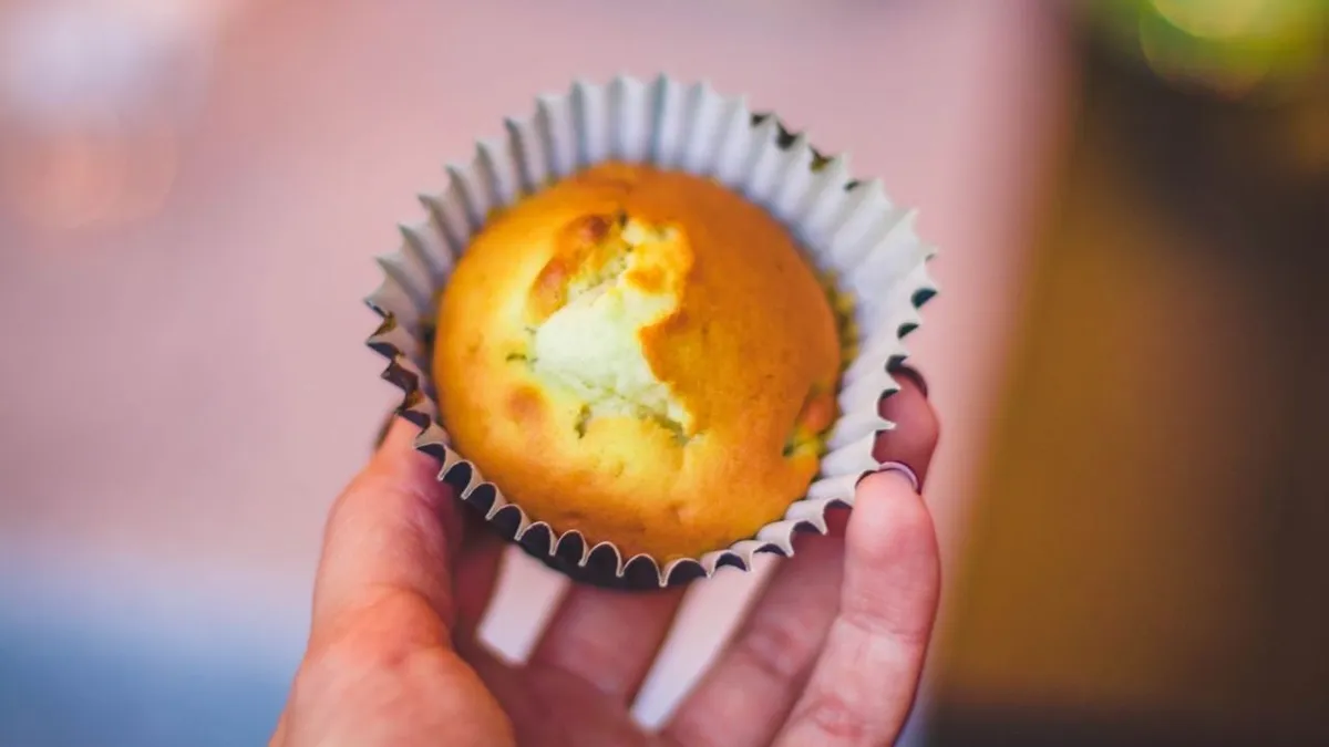 Ez az almás muffin recept megmutatja, hogyan készül házilag puha sütemény reszelt almával, fahéjjal, zabpehellyel és magvakkal.