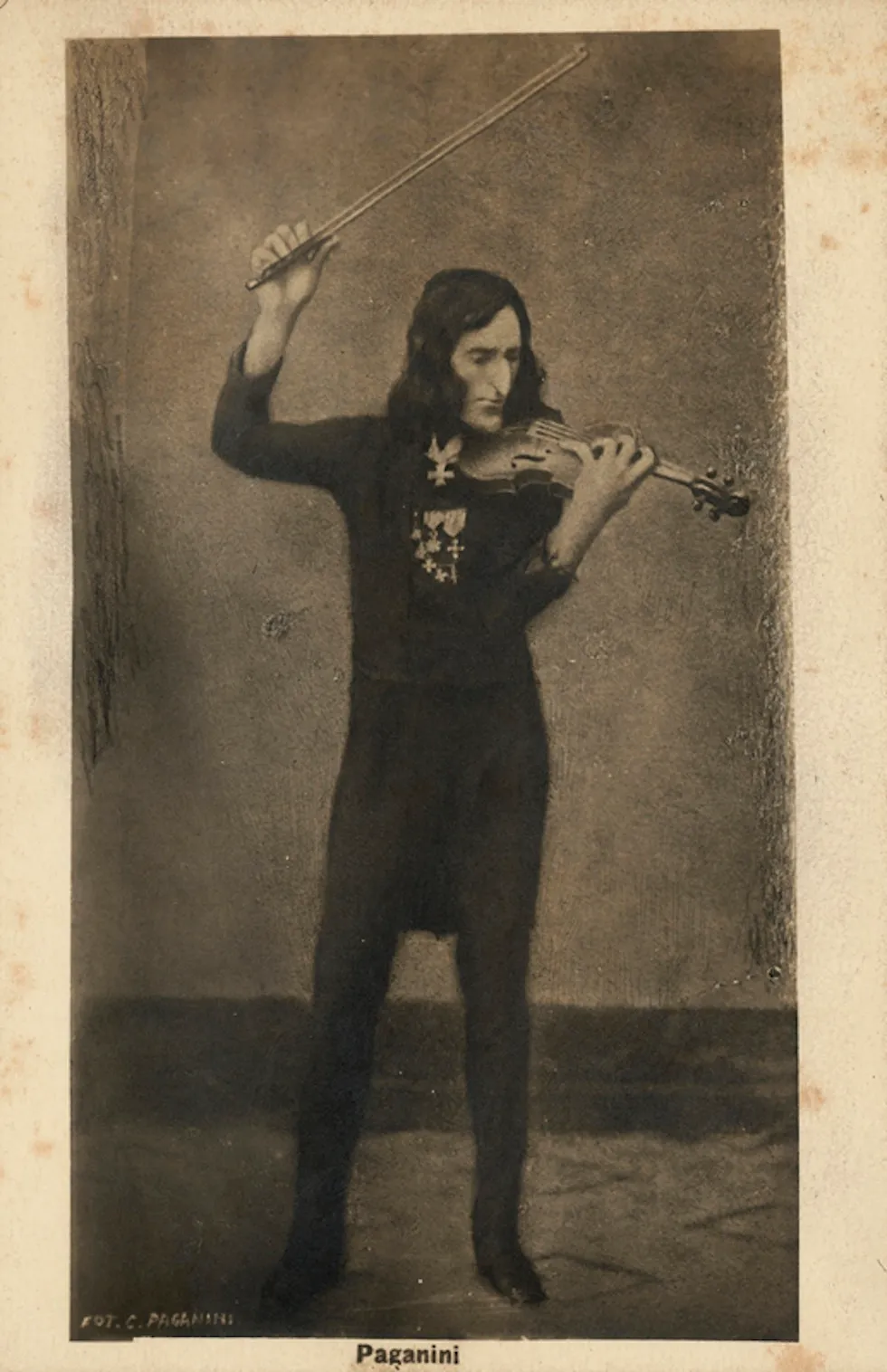 Niccolo Paganini éppen hegedül.