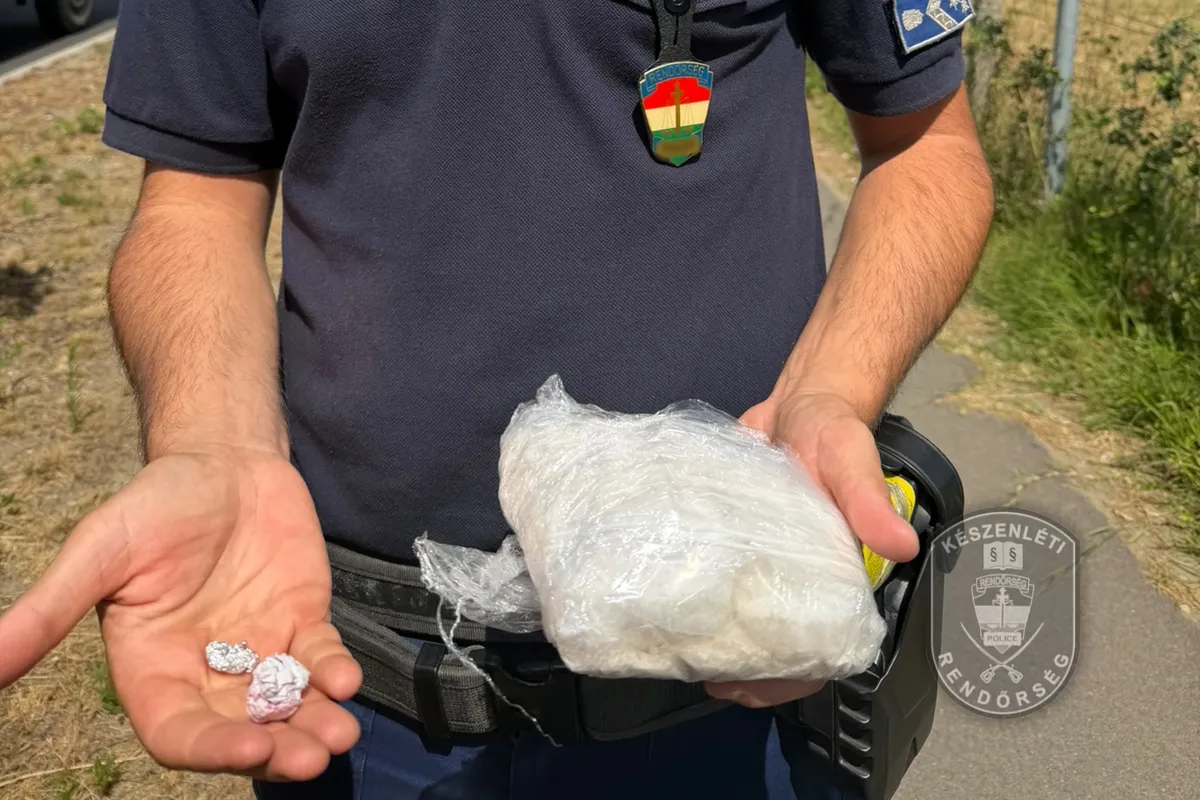 A rendőrök által lefoglalt, kábítószergyanús kristály.