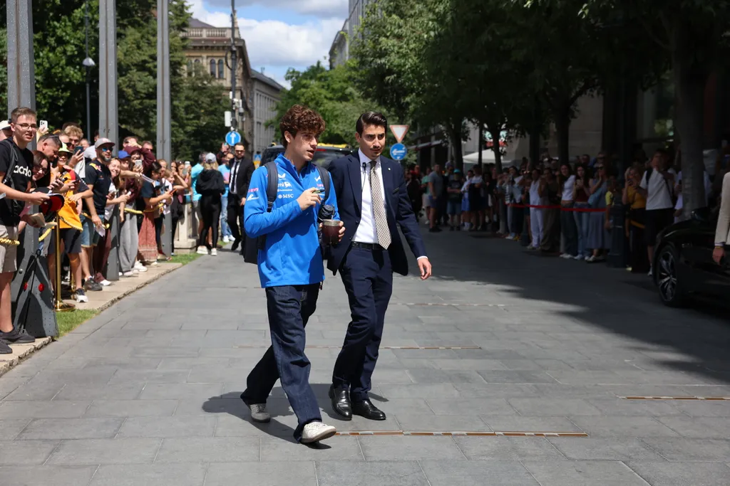 A Ferrari (Charles Leclerc) és a Red Bull (Max Verstappen, Isack Hadjar) versenyzői idén a budapesti Four Seasons Hotel Gresham Palace-ban szállnak meg. + ALPINE