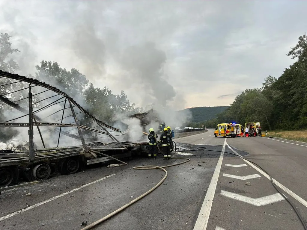 Kigyulladt és teljesen kiégett egy kamion az M3-as sztrádán