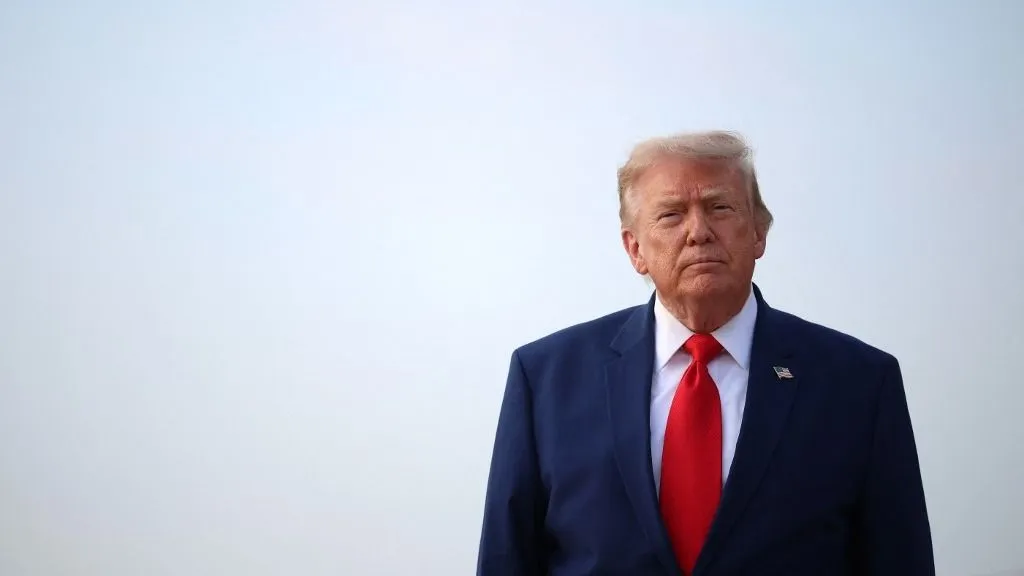 Donald Trump bejelentése szerint a Hamász leszerelése több szakaszban történne. JOINT BASE ANDREWS, MARYLAND - JULY 22: U.S. President Donald Trump looks to reporters after getting off Air Force One on July 22, 2026 at Joint Base Andrews, Maryland. Trump is returning from attending a dignified transfer at Dover Air Force Base and a rally in Georgia. Kevin Dietsch/Getty Images/AFP (Photo by Kevin Dietsch / GETTY IMAGES NORTH AMERICA / Getty Images via AFP)
