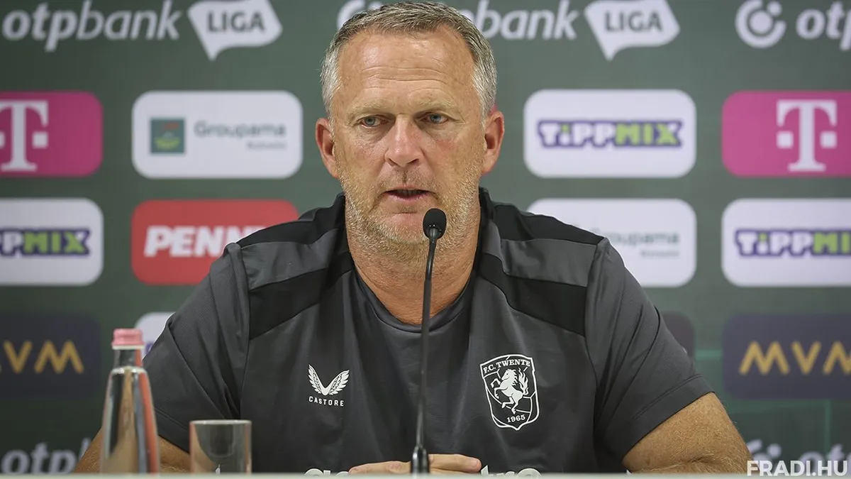 John van den Brom vezetőedző az FTC-Twente mérkőzés előtt