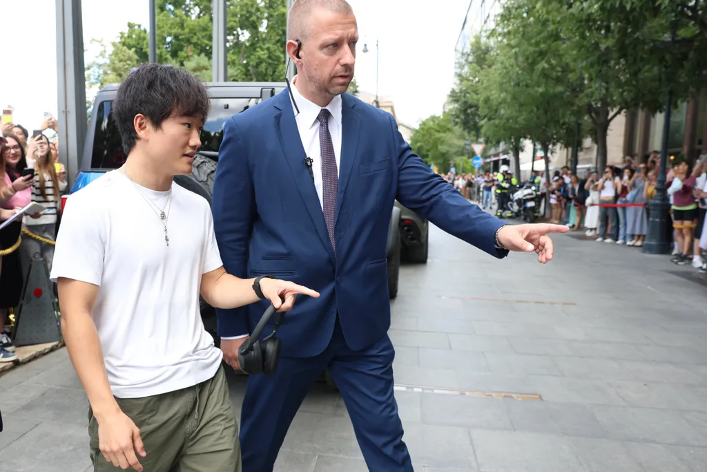 A Ferrari (Charles Leclerc) és a Red Bull (Max Verstappen, Isack Hadjar) versenyzői idén a budapesti Four Seasons Hotel Gresham Palace-ban szállnak meg. + ALPINE