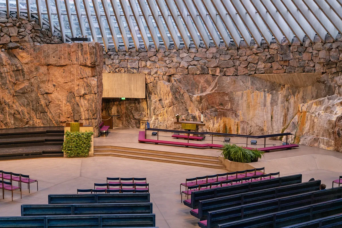 A kőbe faragott Temppeliaukio-templom Helsinkiben