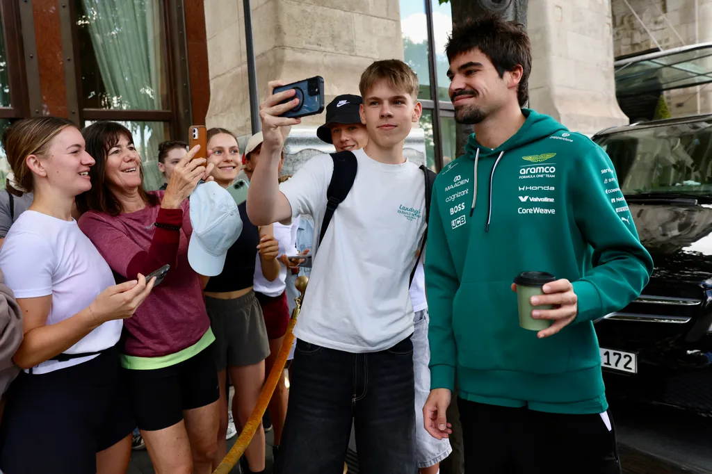 A Ferrari (Charles Leclerc) és a Red Bull (Max Verstappen, Isack Hadjar) versenyzői idén a budapesti Four Seasons Hotel Gresham Palace-ban szállnak meg. + ALPINE