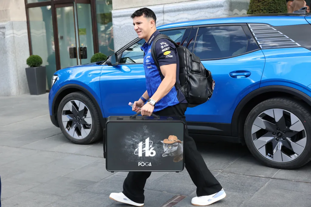 A Ferrari (Charles Leclerc) és a Red Bull (Max Verstappen, Isack Hadjar) versenyzői idén a budapesti Four Seasons Hotel Gresham Palace-ban szállnak meg. + ALPINE