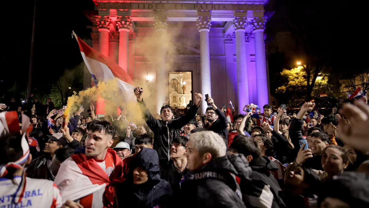 Égtek a petárdák, lobogtak a zászlók és óriási örömünnep volt Paraguayban a német győzelem után