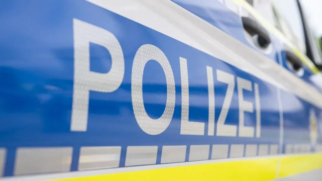 támadás, 07 July 2026, Baden-Württemberg, Karlsruhe: A Federal Police patrol car bearing the word Polizei is parked in front of the Federal Constitutional Court. Photo: Uli Deck/dpa (Photo by ULI DECK / dpa Picture-Alliance via AFP)