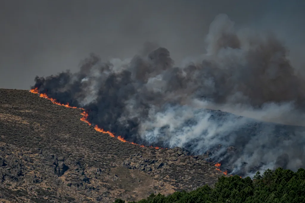 AVILA, SPAIN - JULY 24: Smoke rises over Avila as a forest fire triggers an extreme alert in central Spain, including Madrid and other nearby regions on July 24, 2026. (Photo by Diego Radames/Anadolu via Getty Images) erdőtűz, tűz, spanyolország, 