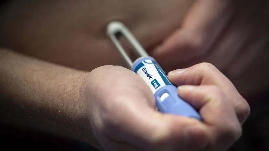 vérnyomás A package of Ozempic injection solution and injection pen with four needles photographed in Malmö, Sweden, February 2025. Ozempic is manufactured by the Danish company Novo Nordisk and contains Semaglutide, which provides significant weight loss.
Photo: Johan Nilsson / TT / Code 50090 (Photo by JOHAN NILSSON / TT News Agency via AFP)