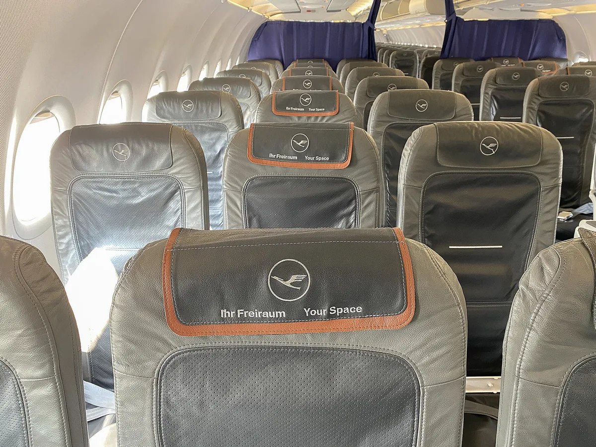 Lufthansa gép üres ülései a cég logójával.