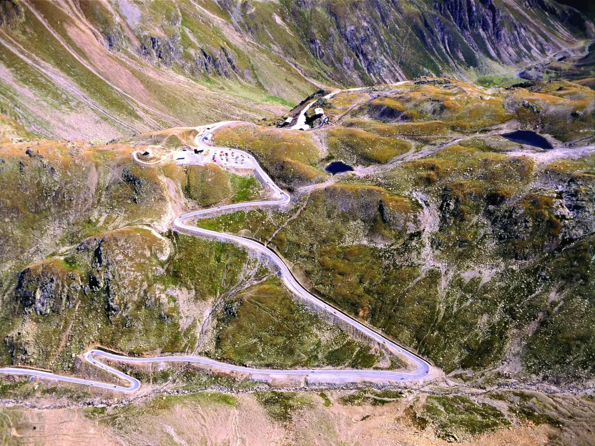Semmiféle szervezet autós-motoros túra nem rendezhető Dél-Tirolban az 1600 méter feletti útszakaszon a most elrendelt forgalomkorlátozás értelmében.
