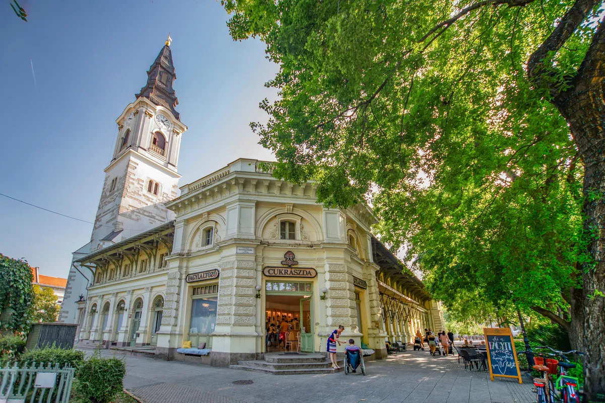 A Nagytemplom és a kedvelt Fodor cukrászda mint Kecskemét látnivalói