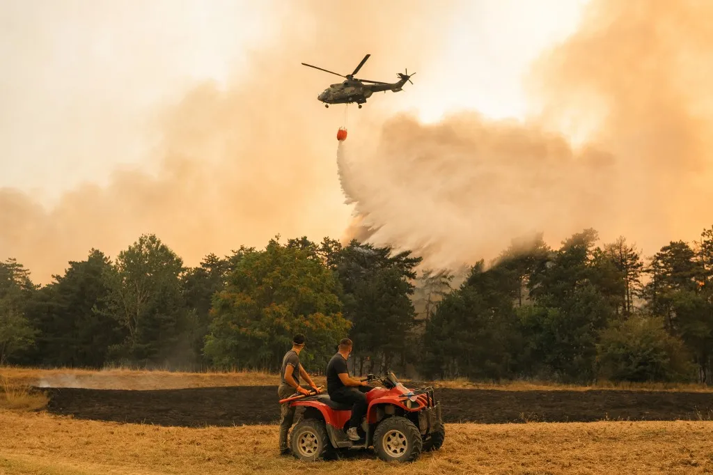 Külföldi helikopterek is segítik az erdőtüzek oltását Szerbiában Fotó: UROS ARSIC / AFP