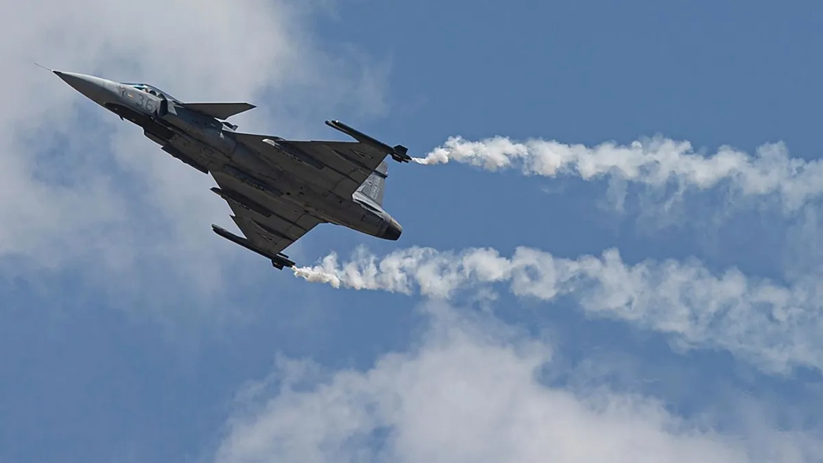 Elkötöttek egy kisrepülőt Kalocsán, riasztották a magyar Gripeneket
