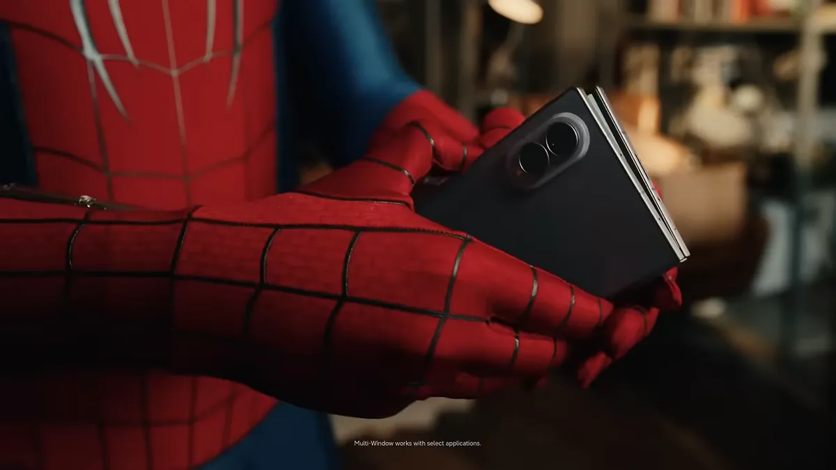 A Samsung Galaxy Z Fold8 Pókember kezében